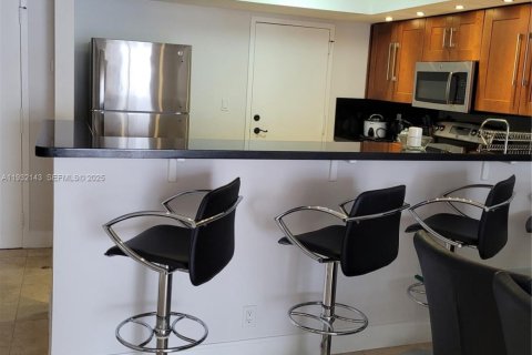 Condominio en venta en Hallandale Beach, Florida, 1 dormitorio, 120.77 m2 № 1993922 - foto 10