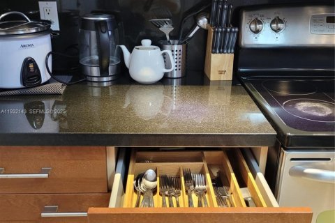 Condominio en venta en Hallandale Beach, Florida, 1 dormitorio, 120.77 m2 № 1993922 - foto 18