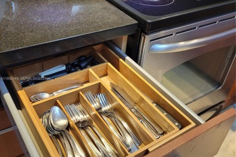 Condominio en venta en Hallandale Beach, Florida, 1 dormitorio, 120.77 m2 № 1993922 - foto 19