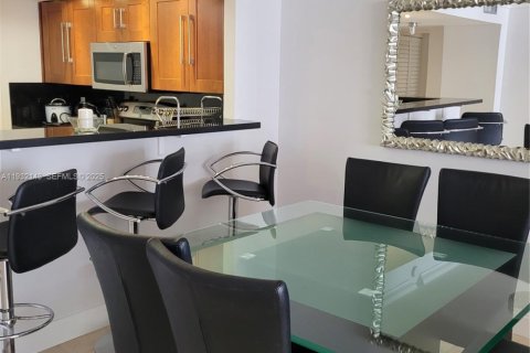 Condominio en venta en Hallandale Beach, Florida, 1 dormitorio, 120.77 m2 № 1993922 - foto 11