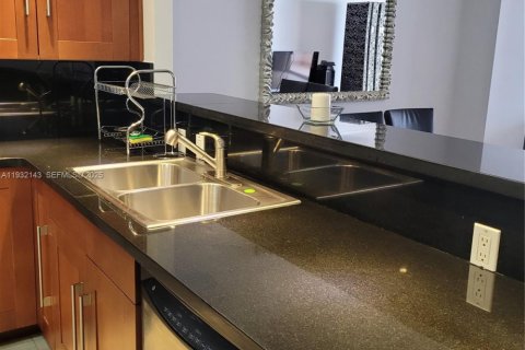 Condominio en venta en Hallandale Beach, Florida, 1 dormitorio, 120.77 m2 № 1993922 - foto 17