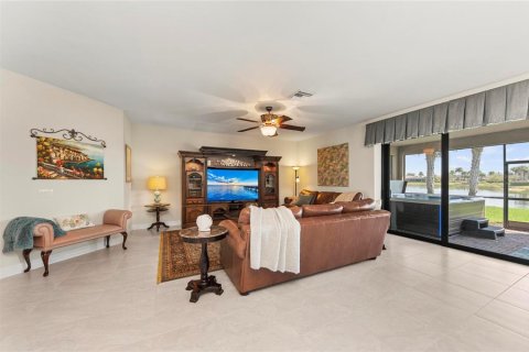 House in Venice, Florida 4 bedrooms, 256.13 sq.m. № 2201659 - photo 9