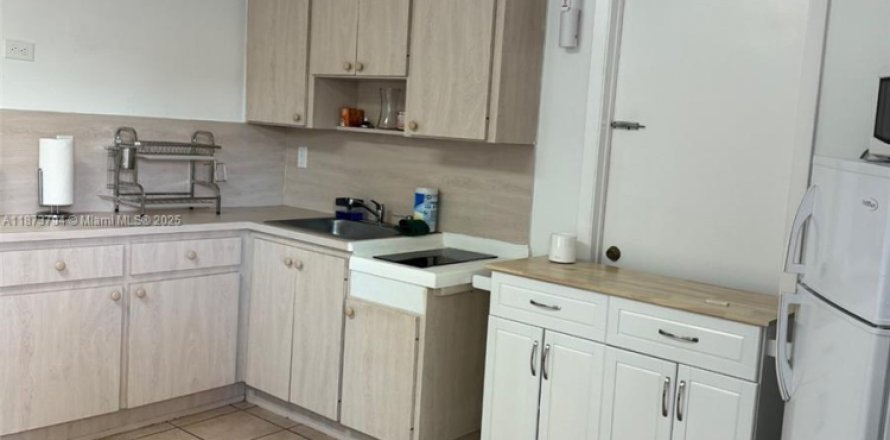 Commercial property in Miami, Florida 1 bedroom, 46.45 sq.m. № 1898246