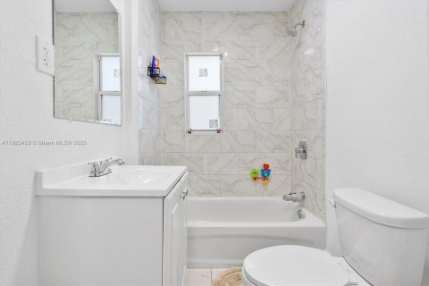 House in Miami, Florida 4 bedrooms, 95.6 sq.m. № 1893294 - photo 12