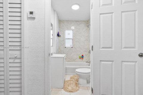 House in Miami, Florida 4 bedrooms, 95.6 sq.m. № 1893294 - photo 13