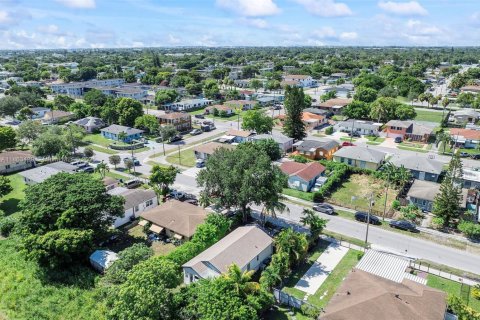 House in Miami, Florida 4 bedrooms, 95.6 sq.m. № 1893294 - photo 19