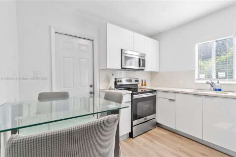 House in Miami, Florida 4 bedrooms, 95.6 sq.m. № 1893294 - photo 5