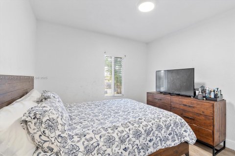 House in Miami, Florida 4 bedrooms, 95.6 sq.m. № 1893294 - photo 11