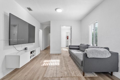 House in Miami, Florida 4 bedrooms, 95.6 sq.m. № 1893294 - photo 2
