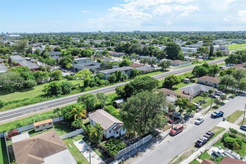 House in Miami, Florida 4 bedrooms, 95.6 sq.m. № 1893294 - photo 20