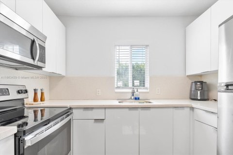 House in Miami, Florida 4 bedrooms, 95.6 sq.m. № 1893294 - photo 6
