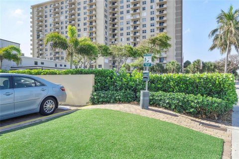 Condo in Lauderdale-by-the-Sea, Florida, 2 bedrooms  № 2146091 - photo 17