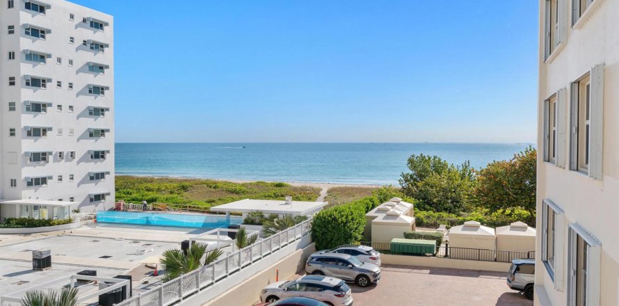 Condo in Lauderdale-by-the-Sea, Florida, 2 bedrooms  № 2146091