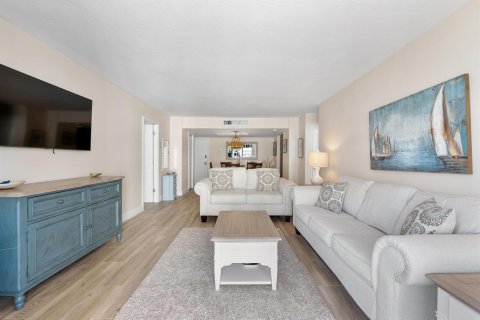 Condo in Lauderdale-by-the-Sea, Florida, 2 bedrooms  № 2146091 - photo 2