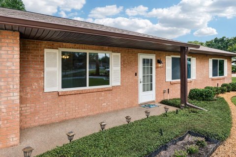 House in Leesburg, Florida 3 bedrooms, 199.37 sq.m. № 2299861 - photo 6
