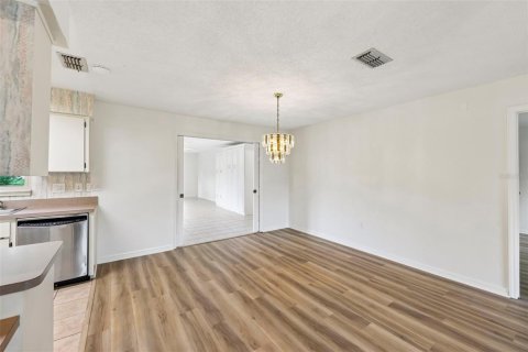 House in Leesburg, Florida 3 bedrooms, 199.37 sq.m. № 2299861 - photo 13