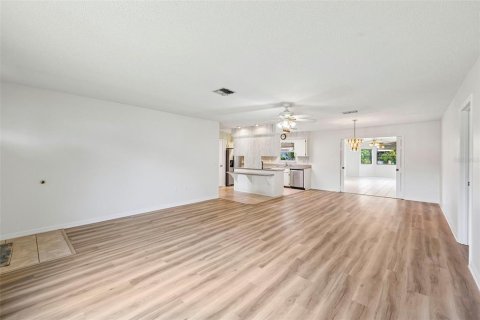 House in Leesburg, Florida 3 bedrooms, 199.37 sq.m. № 2299861 - photo 9