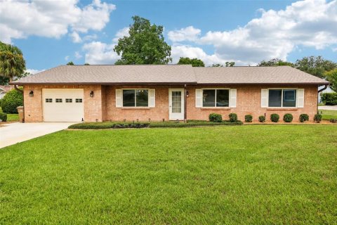 House in Leesburg, Florida 3 bedrooms, 199.37 sq.m. № 2299861