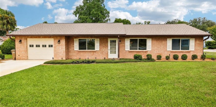 House in Leesburg, Florida 3 bedrooms, 199.37 sq.m. № 2299861