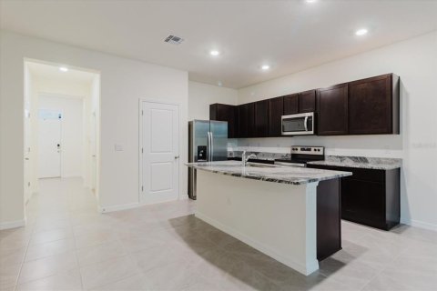 Townhouse in Land O' Lakes, Florida 3 bedrooms, 155.43 sq.m. № 1765326 - photo 13