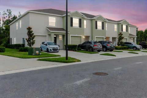 Townhouse in Land O' Lakes, Florida 3 bedrooms, 155.43 sq.m. № 1765326 - photo 3