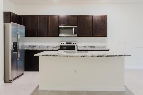 Townhouse in Land O' Lakes, Florida 3 bedrooms, 155.43 sq.m. № 1765326 - photo 12