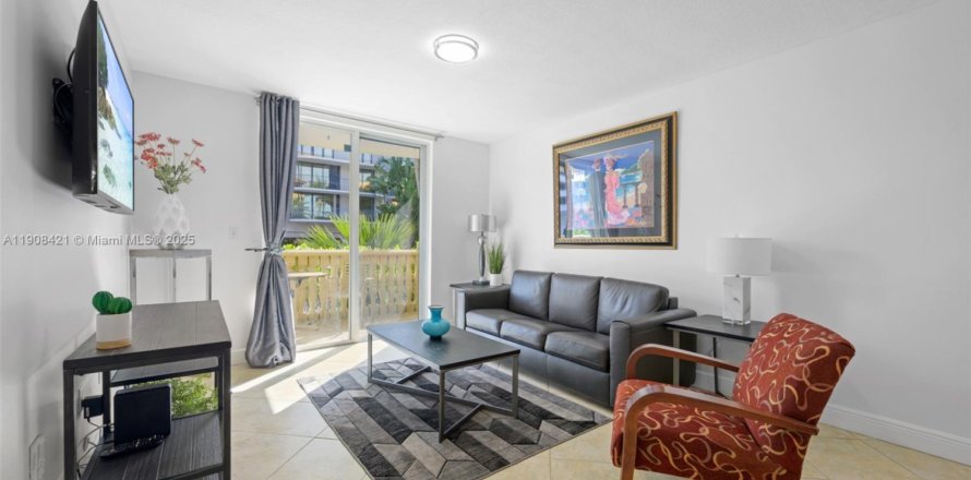 Condo in Surfside, Florida, 1 bedroom  № 1967903