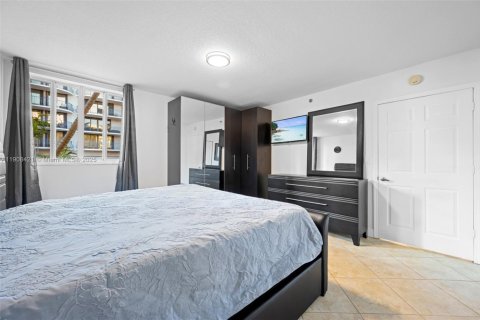 Condo in Surfside, Florida, 1 bedroom  № 1967903 - photo 14