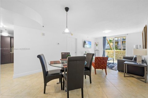 Condo in Surfside, Florida, 1 bedroom  № 1967903 - photo 4