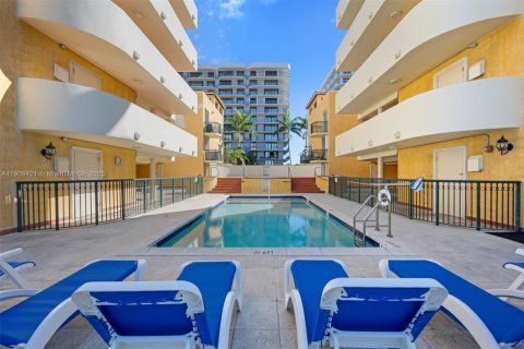 Condo in Surfside, Florida, 1 bedroom  № 1967903 - photo 22
