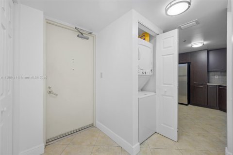 Condo in Surfside, Florida, 1 bedroom  № 1967903 - photo 8