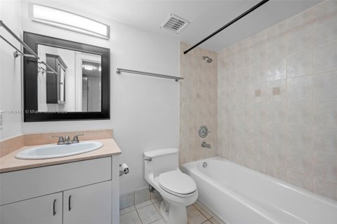 Condo in Surfside, Florida, 1 bedroom  № 1967903 - photo 17
