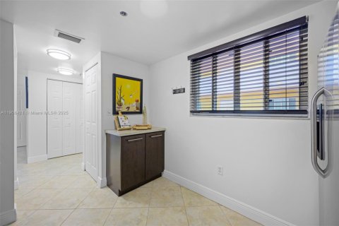 Condo in Surfside, Florida, 1 bedroom  № 1967903 - photo 11