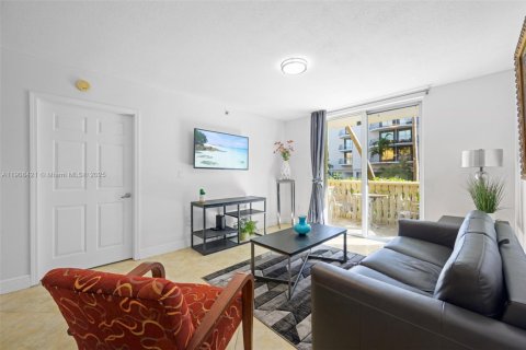 Condo in Surfside, Florida, 1 bedroom  № 1967903 - photo 2