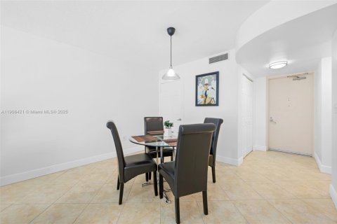 Condo in Surfside, Florida, 1 bedroom  № 1967903 - photo 7