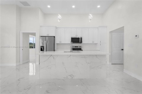 House in Lehigh Acres, Florida 4 bedrooms, 202.53 sq.m. № 1779749 - photo 15