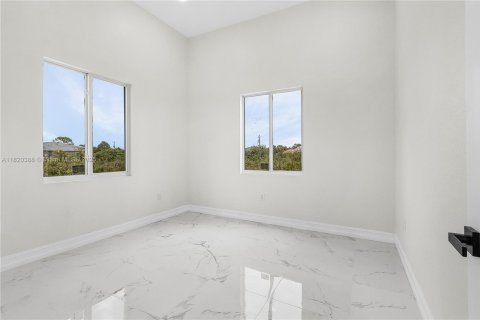 House in Lehigh Acres, Florida 4 bedrooms, 202.53 sq.m. № 1779749 - photo 8