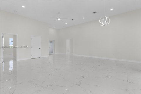 House in Lehigh Acres, Florida 4 bedrooms, 202.53 sq.m. № 1779749 - photo 17