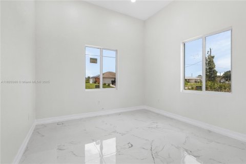 House in Lehigh Acres, Florida 4 bedrooms, 202.53 sq.m. № 1779749 - photo 10