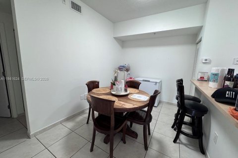 Apartment in Doral, Florida 2 bedrooms, 80.82 sq.m. № 2000273 - photo 5