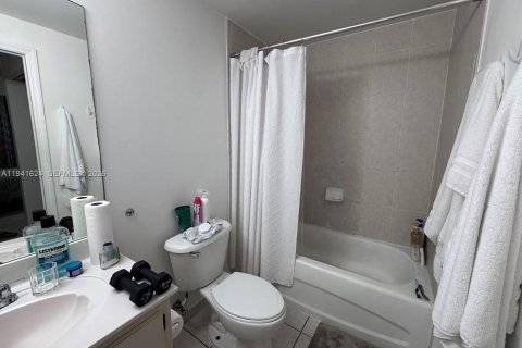 Apartment in Doral, Florida 2 bedrooms, 80.82 sq.m. № 2000273 - photo 11