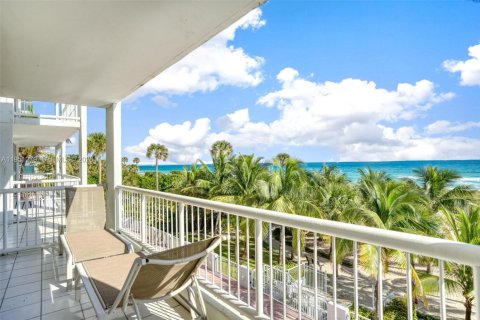 Condominio en alquiler en Surfside, Florida, 3 dormitorios, 173.08 m2 № 2007275 - foto 5