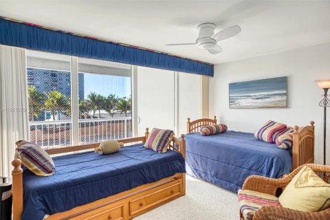 Condominio en alquiler en Surfside, Florida, 3 dormitorios, 173.08 m2 № 2007275 - foto 22