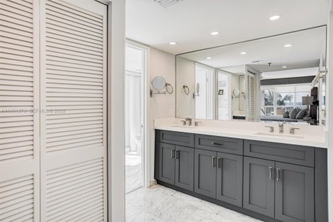 Condominio en alquiler en Surfside, Florida, 3 dormitorios, 173.08 m2 № 2007275 - foto 15