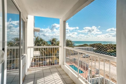 Condominio en alquiler en Surfside, Florida, 3 dormitorios, 173.08 m2 № 2007275 - foto 25
