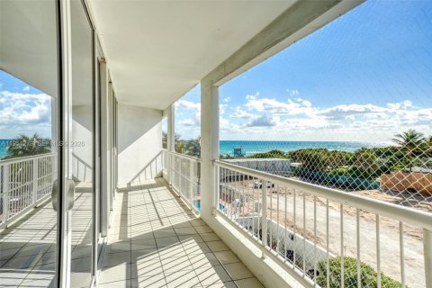 Condominio en alquiler en Surfside, Florida, 3 dormitorios, 173.08 m2 № 2007275 - foto 24