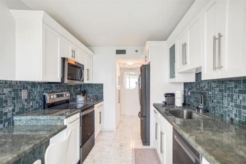 Condominio en alquiler en Surfside, Florida, 3 dormitorios, 173.08 m2 № 2007275 - foto 4