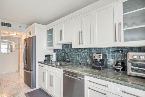 Condominio en alquiler en Surfside, Florida, 3 dormitorios, 173.08 m2 № 2007275 - foto 3