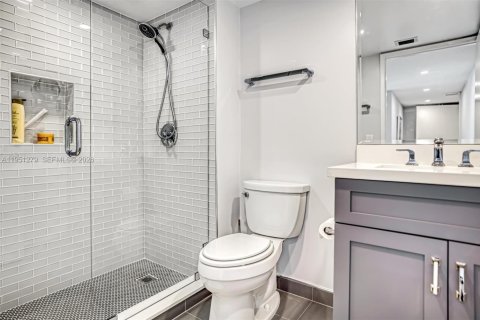 Condominio en alquiler en Surfside, Florida, 3 dormitorios, 173.08 m2 № 2007275 - foto 20