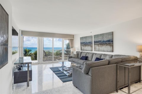 Condominio en alquiler en Surfside, Florida, 3 dormitorios, 173.08 m2 № 2007275 - foto 8